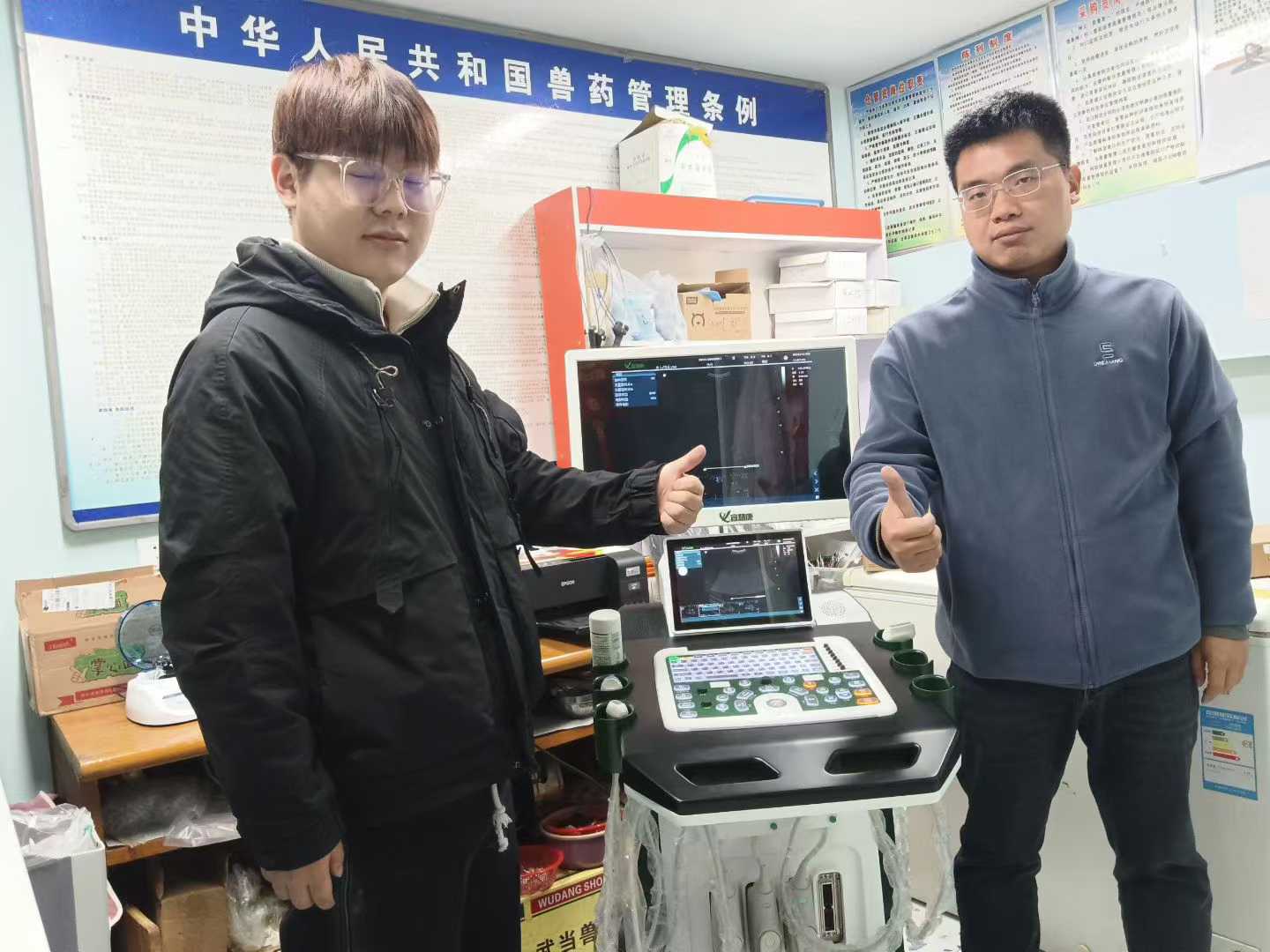 技术老师与院长合影留念