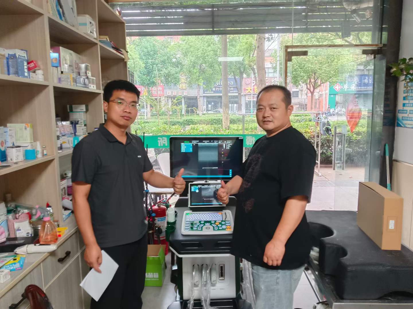 博爱宠物诊所与宜慧康YHK-K100超声机器合照